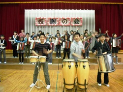 元気よく楽しく合奏しました