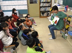 1年生はかわいい絵本の読み聞かせです