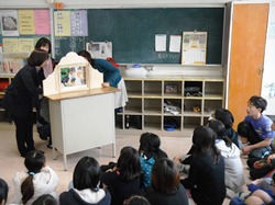 6年生は、紙芝居「わらしべ長者」を集中して見ていました