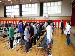 まっすぐ前を向いて、視線を落とさずに姿勢を正すのも難しいものです