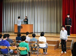 名前を呼ばれたら、体育館に響く声で返事をします