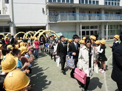 1・2年生も卒業生の見送りに来ました