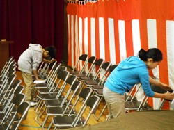 入学式が気持ちよく迎えられるように椅子もきれいに拭いています