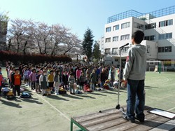 さすが駕籠町小の皆さん、立派に整列しています