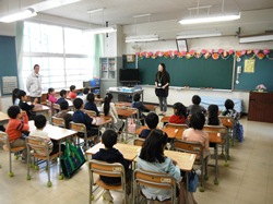 1年生もしっかり席に着いて先生の話を聞いています