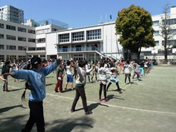 全校でそろってラジオ体操をしています
