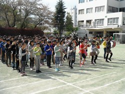6年生が鼓笛隊として、しっかり行進を引っ張ります
