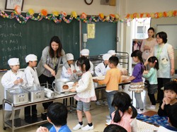 給食の配膳もきまりを守ってね