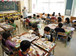班ごとに机を合わせて、楽しく食べています