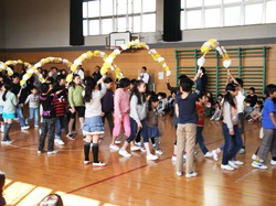 1年生は6年生と手をつないで入場