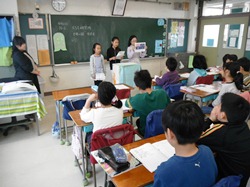 5年生は、自分たちの調べた国について発表しました