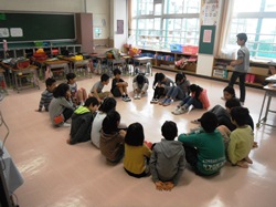 誰にハンカチを渡そうか・・・ハンカチ落とし