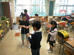 こま回しのやり方を教えています