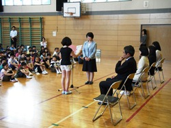 感謝の気持ちを作文に表して、全校の前で読みました