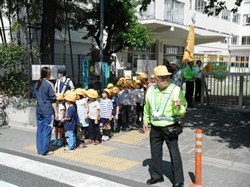 横断歩道前で必ず1度止まります