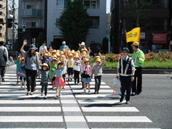 体の小さな小学生は、車から見えにくいので、しっかり手を挙げます