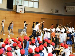 応援団の掛け声に合わせて、皆元気いっぱい応援しよう