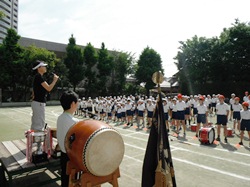 朝からの強い日差しにも負けず頑張ります
