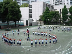 踊りながら玉入れをします
