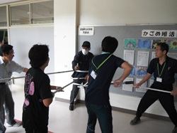 暗号放送で教職員が集まって対応しました