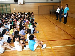 学校に来ている人には、いつも大きな声で挨拶することが大切です