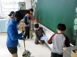 細かい端の方まで一生懸命掃いています