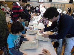 トコトコ馬が坂道を登っています