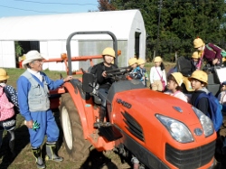 トラクターに乗って運転している気分です