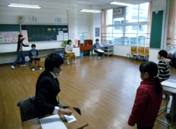 検査の補助をしています