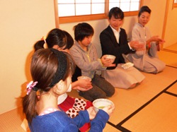 茶道の作法を一つずつ確認しながら、おいしいお茶をいただきました