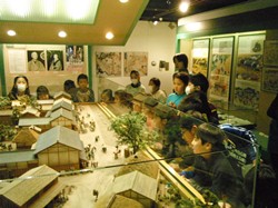 細かく再現された昔の街並みの模型に、じっと見入っています