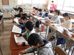 意味が難しい言葉もありますが、一生懸命歌っています