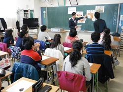 消費税の仕組みについての説明を聞いています