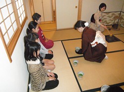 背筋が伸びて、いい姿勢で正座ができています