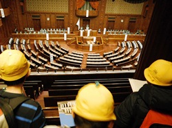 衆議院本会議場の様子を見ました