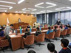 大臣や委員の役割を担って、法案の審議をしていきました