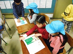 小学校の教科書を見せているところです