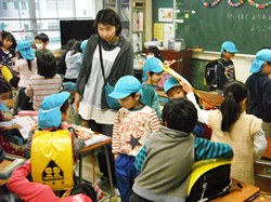 教科書を入れたランドセルは、かなり重たいね
