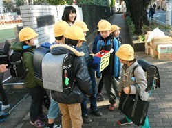 登校したところで募金を呼び掛けます