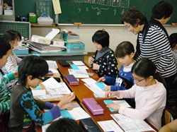 どの子も集中して点筆を打っています