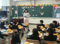 初めて1年生の教室で、座って話を聞いています