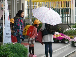 傘の雨を落として、傘をしっかり巻いてたたみます