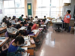 3年生の社会科では、皆すすんで手を挙げていました
