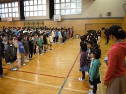 1年生が全校児童の前で挨拶をして、列に入りました