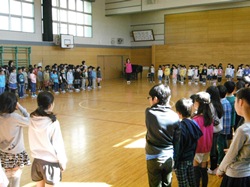 歌う姿勢をしっかり取って歌います
