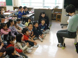 皆集中して読み聞かせを聞いています