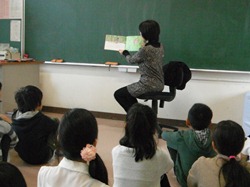 学年に合わせた本を選んでいただいて、読み聞かせをしています