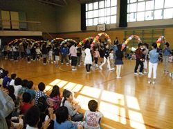 6年生と一緒に1年生が入場します