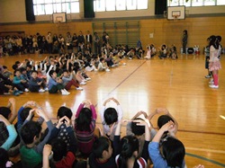 それぞれの学年が趣向を凝らした出し物を披露しました