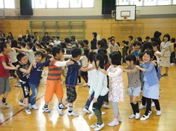 全校の皆でじゃんけん列車がつながりました